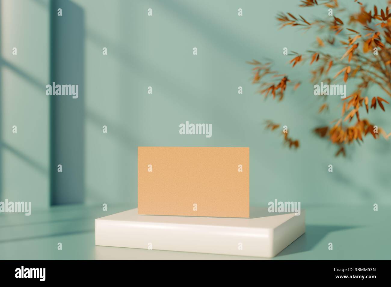 Une carte en carton vierge affichée sur une plate-forme blanche avec des feuilles d'automne dans une lumière naturelle douce. rendu 3d. Banque D'Images