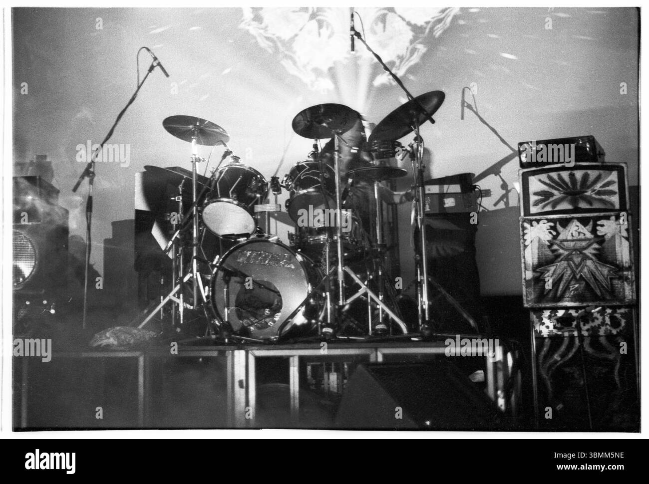 HAWKWIND, CONCERT, 1991 : Richard Chadwick à la batterie alors que Hawkwind joue en concert à l'Université de Cardiff, pays de Galles, Royaume-Uni le 14 décembre 1991. Photographie : Rob Watkins. INFO : Hawkwind, formé en 1969, est pionnier du rock spatial, mêlant hard rock, psychédélique et musique électronique. Connus pour leurs thèmes de science-fiction et leurs concerts passionnants, ils influencent le punk, le metal et l'electronica. Leur succès de 1972 « Silver machine » reste emblématique, et leur héritage perdure grâce à des décennies d'innovation et de culte. Banque D'Images