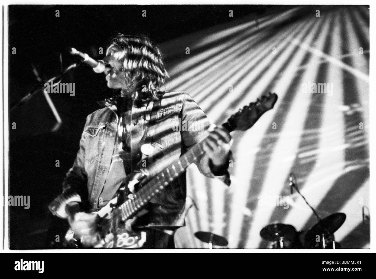 HAWKWIND, CONCERT, 1991 : Dave Brock à la guitare alors que Hawkwind joue en live à l'Université de Cardiff, pays de Galles, Royaume-Uni le 14 décembre 1991. Photographie : Rob Watkins. INFO : Hawkwind, formé en 1969, est pionnier du rock spatial, mêlant hard rock, psychédélique et musique électronique. Connus pour leurs thèmes de science-fiction et leurs concerts passionnants, ils influencent le punk, le metal et l'electronica. Leur succès de 1972 « Silver machine » reste emblématique, et leur héritage perdure grâce à des décennies d'innovation et de culte. Banque D'Images