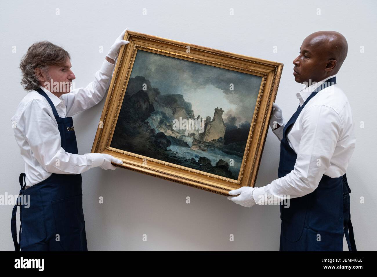 Londres, Angleterre, Royaume-Uni. 27 juin 2025. Les techniciens de Sotheby's ajustent le Rising Squall, Hot Wells, de St Vincent's Rock, Bristol par Joseph Mallord William Turner, R.A. lors de l'avant-première de la vente Old Masters chez Sotheby's à Londres. Le tableau redécouvert est estimé à GBP200 000'''300 000. (Crédit image : © Thomas Krych/ZUMA Press Wire) USAGE ÉDITORIAL SEULEMENT ! Non destiné à UN USAGE commercial ! Banque D'Images