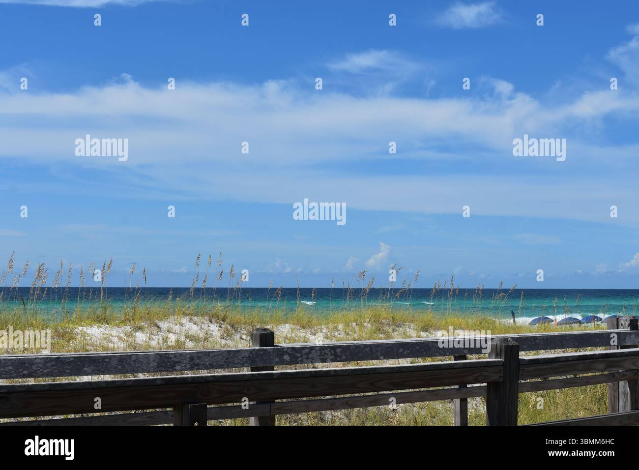 Debout sur la promenade, donnant sur les dunes de sable et le golfe à destin, Floride, États-Unis. Concept de voyage et de vacances d'été. Banque D'Images