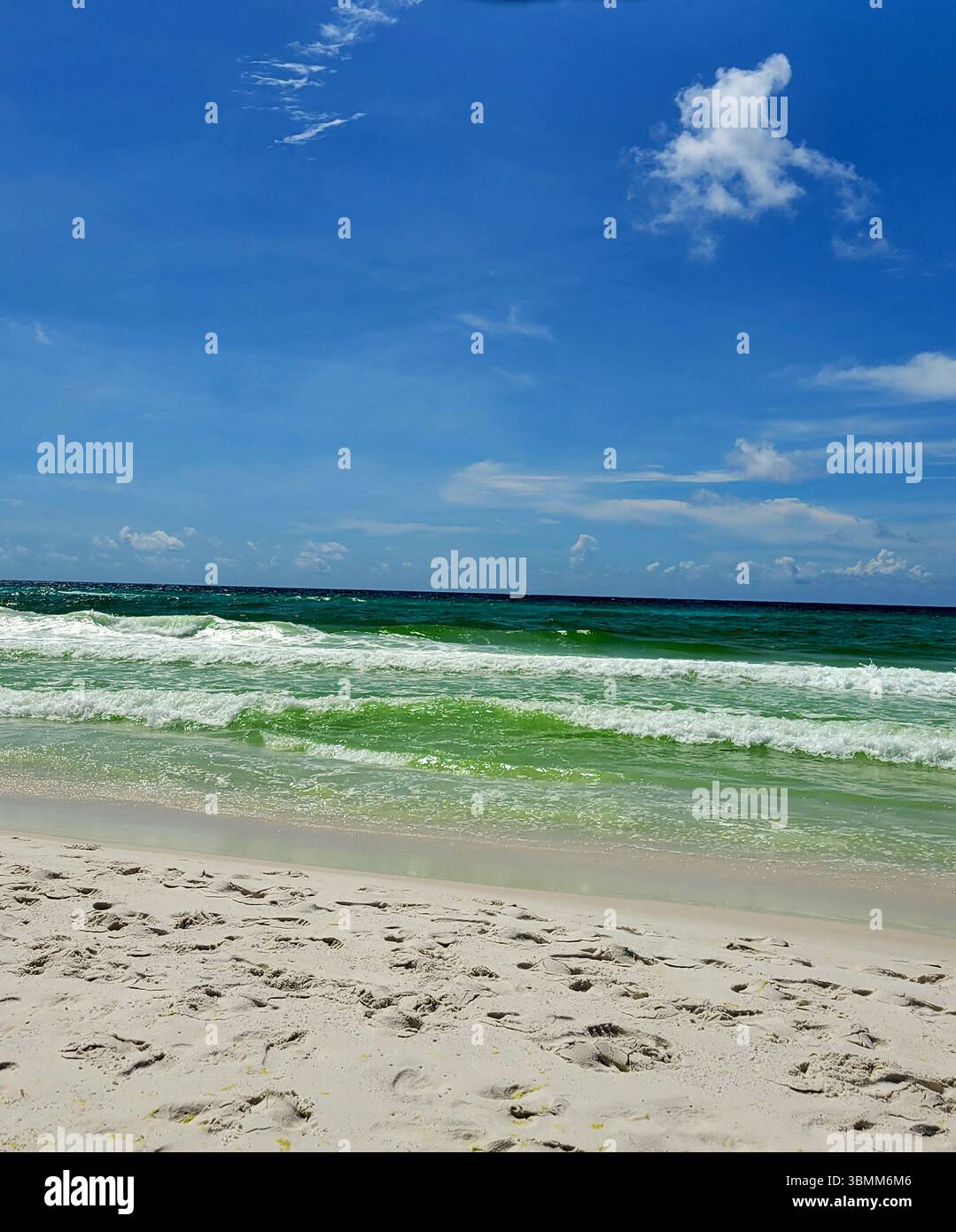 Vue sur la plage et dans le golfe du Mexique (Amérique) à destin, Floride, États-Unis. Les bleus et les verts profonds scintillent. Concept de voyage et de vacances. Banque D'Images