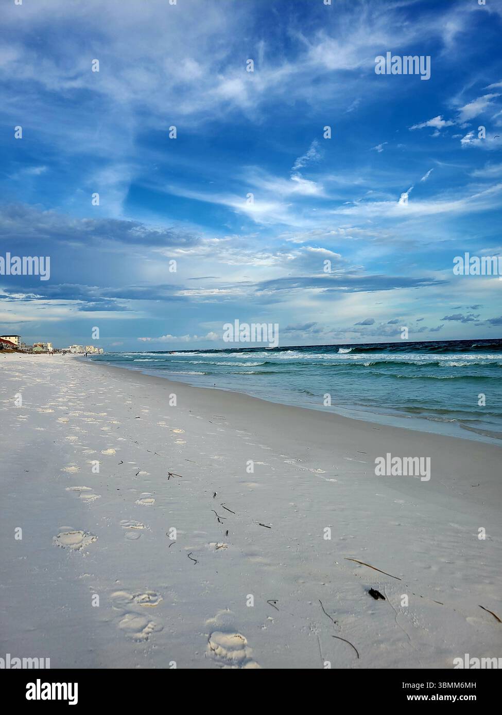 Une promenade le long de la plage à destin, Floride, États-Unis. Golfe du Mexique, Amérique. Une multitude de teintes bleues. Concept de voyage et de vacances. Banque D'Images