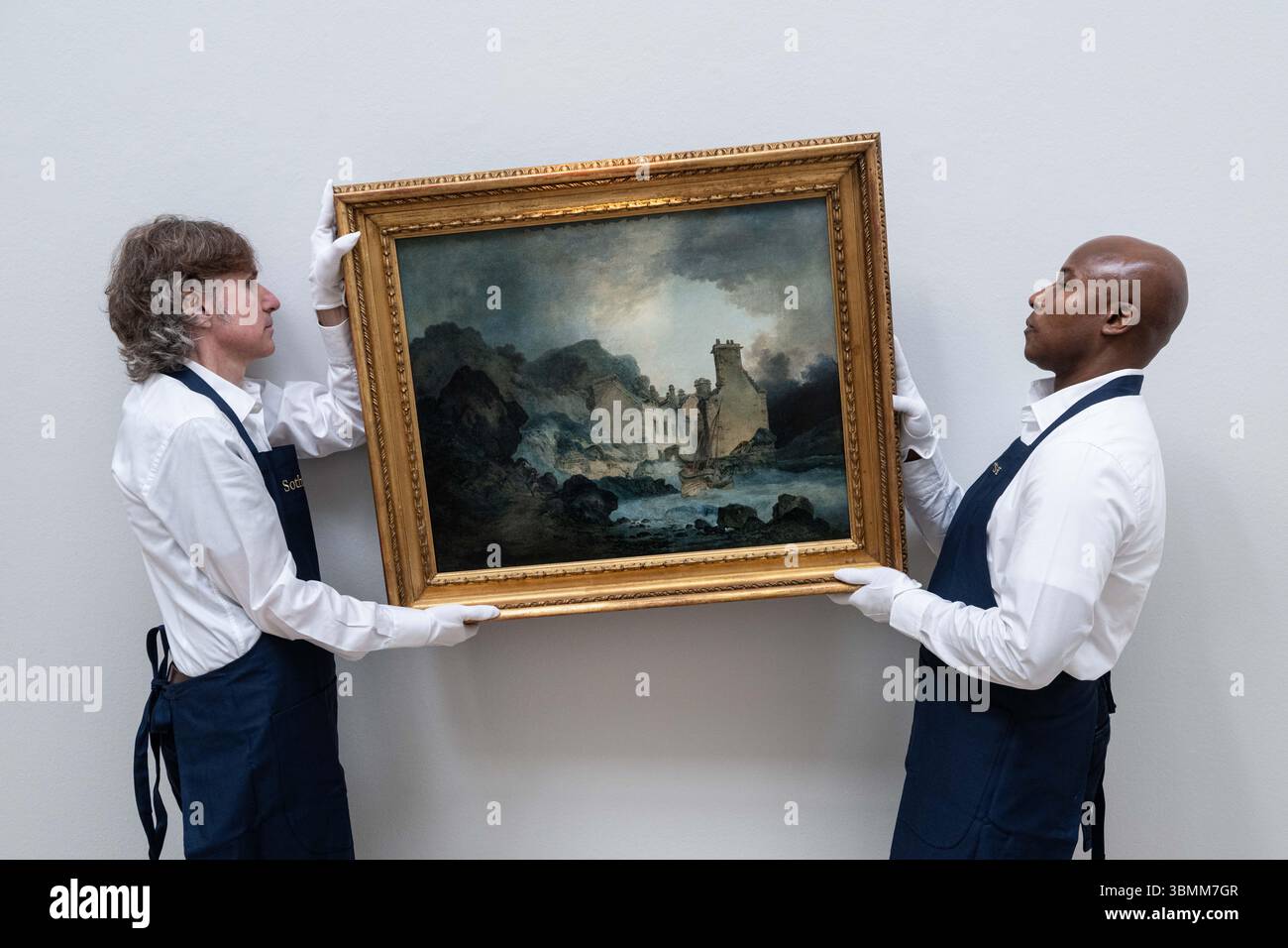 Londres, Angleterre, Royaume-Uni. 27 juin 2025. Les techniciens de Sotheby's ajustent le Rising Squall, Hot Wells, de St Vincent's Rock, Bristol par Joseph Mallord William Turner, R.A. lors de l'avant-première de la vente Old Masters chez Sotheby's à Londres. Le tableau redécouvert est estimé à GBP200 000'''300 000. (Crédit image : © Thomas Krych/ZUMA Press Wire) USAGE ÉDITORIAL SEULEMENT ! Non destiné à UN USAGE commercial ! Banque D'Images