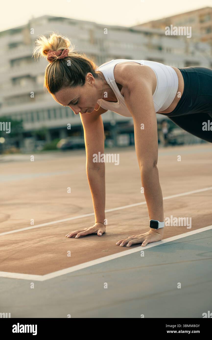 Femme en forme faisant un exercice de planche. Concept de force de base, entraînement de poids corporel et détermination dans la forme physique Banque D'Images