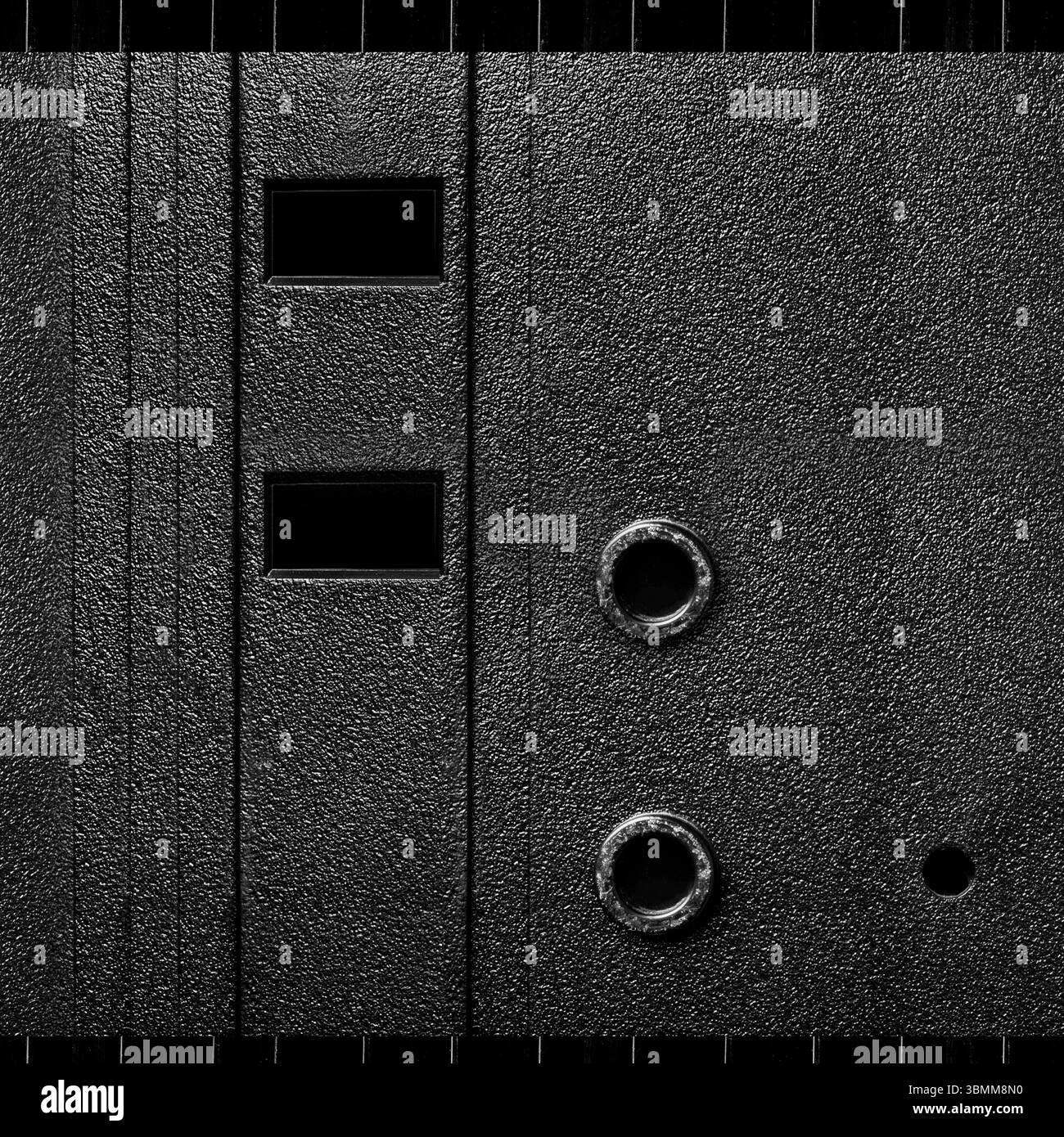 Matériau de texture de photo sans couture 4K de surface de panneau technique en plastique de couleur noire avec des trous. Banque D'Images