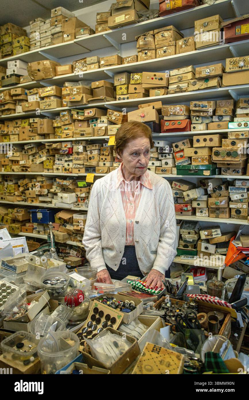 Maureen propriétaire du Taylors Button Shop , Londres , Royaume-Uni. Banque D'Images