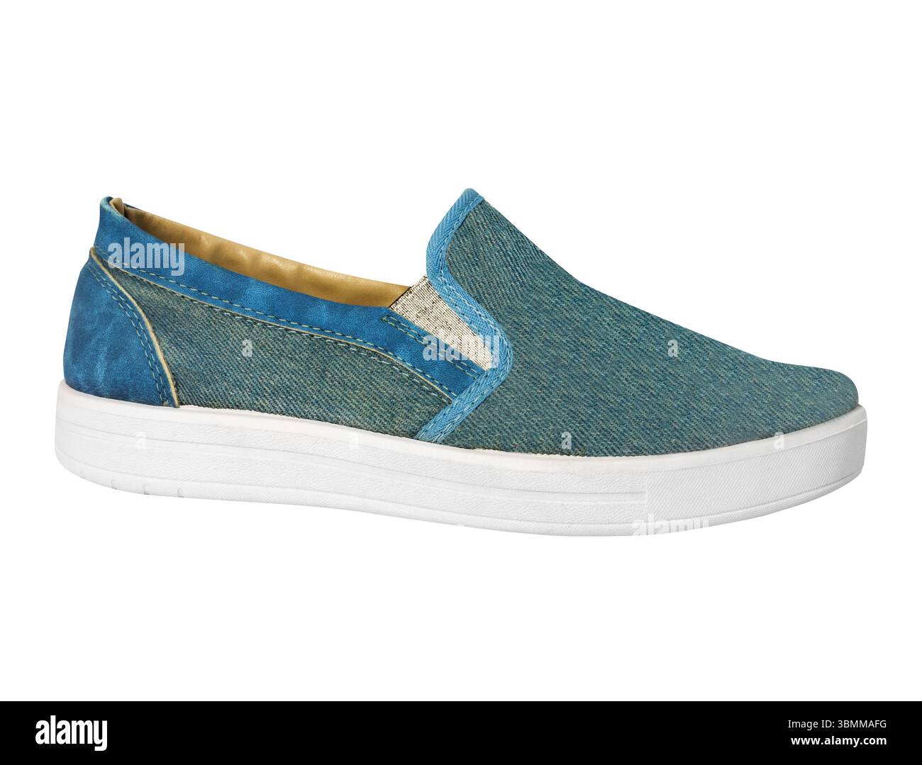 Photo isolée du slip en denim de couleur bleue sur la chaussure sur fond blanc. Banque D'Images