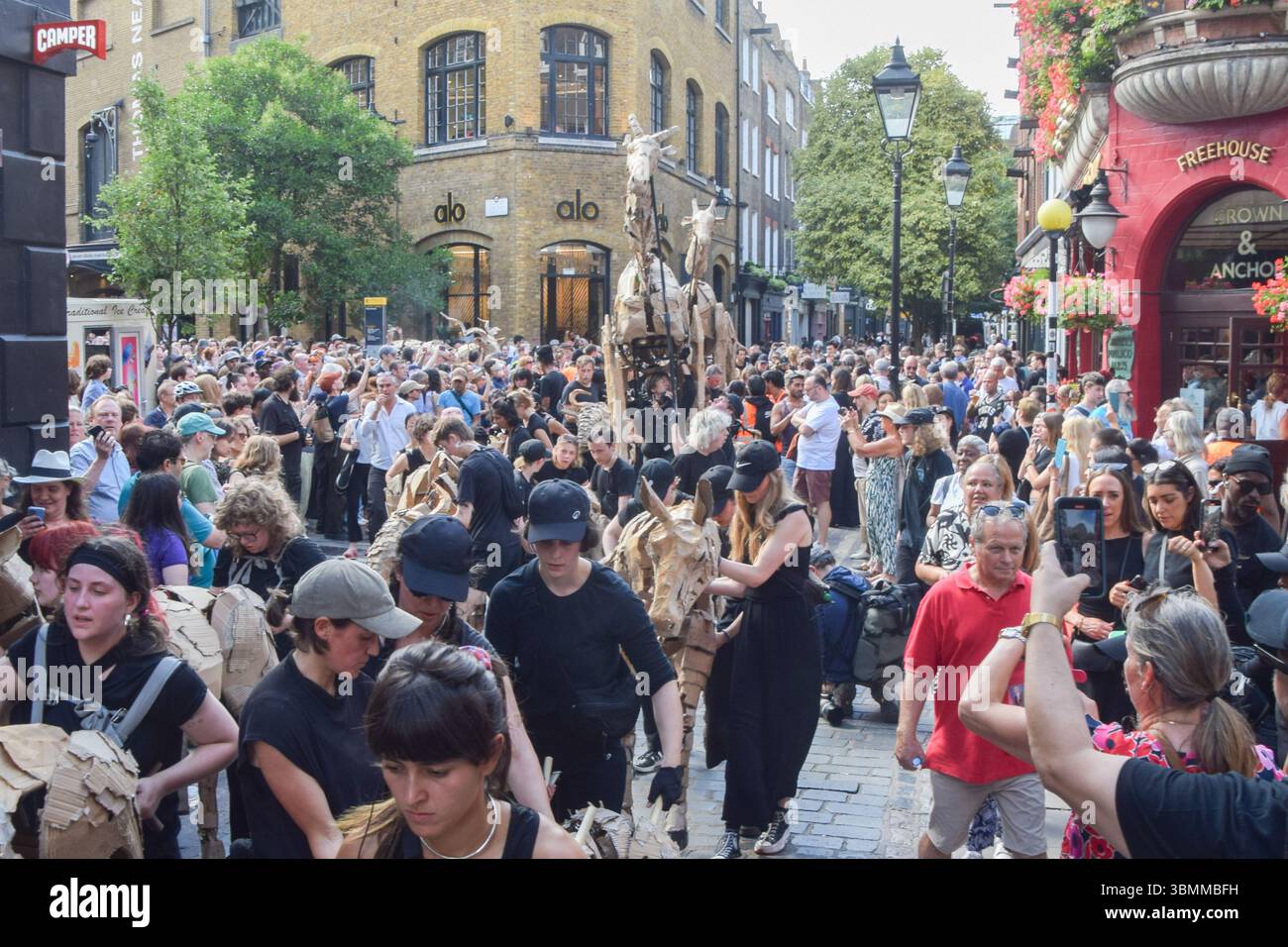 Londres, Royaume-Uni. 27 juin 2025. Les marionnettistes marchent avec des marionnettes d'animaux grandeur nature à Covent Garden, qui fait partie de l'art et de l'action climatique des « troupeaux ». Les marionnettes parcourront 20 000 km du bassin du Congo au cercle arctique, symbolisant la « fuite après le désastre climatique ». Crédit : Vuk Valcic/Alamy Live News Banque D'Images