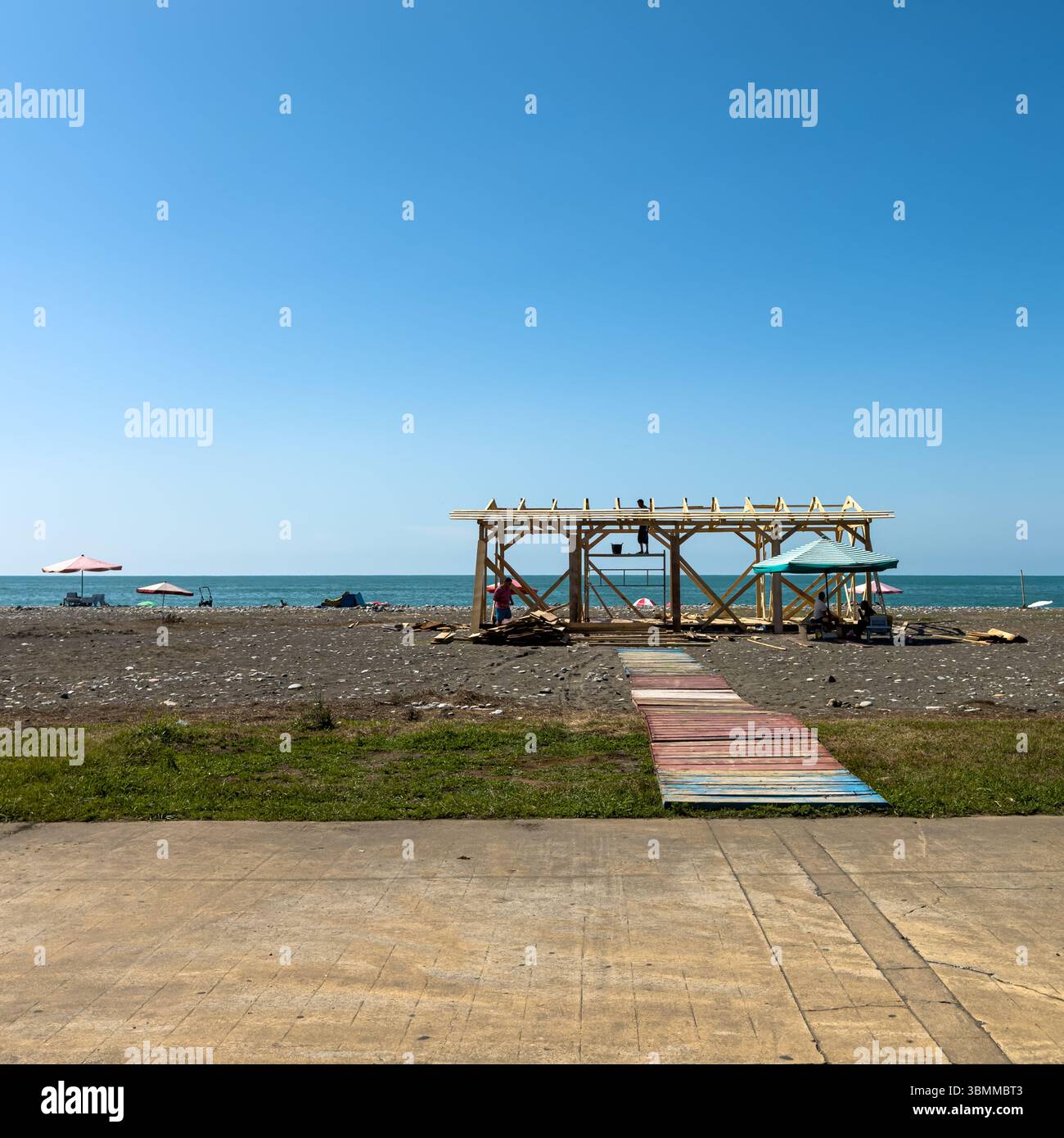 Café en bois en construction sur une plage de la mer Noire à Batoumi, Géorgie. Configuration saisonnière pour le tourisme d'été. Image éditoriale, développement côtier. Banque D'Images
