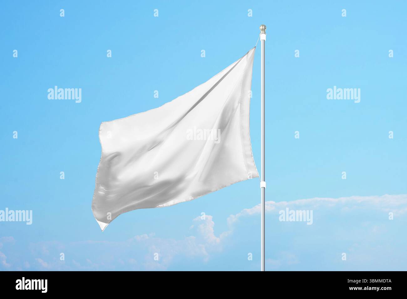 Drapeau blanc vide dans le vent sur ciel bleu clair, idéal pour la conception promotionnelle, la personnalisation ou les maquettes d'identité nationale Banque D'Images