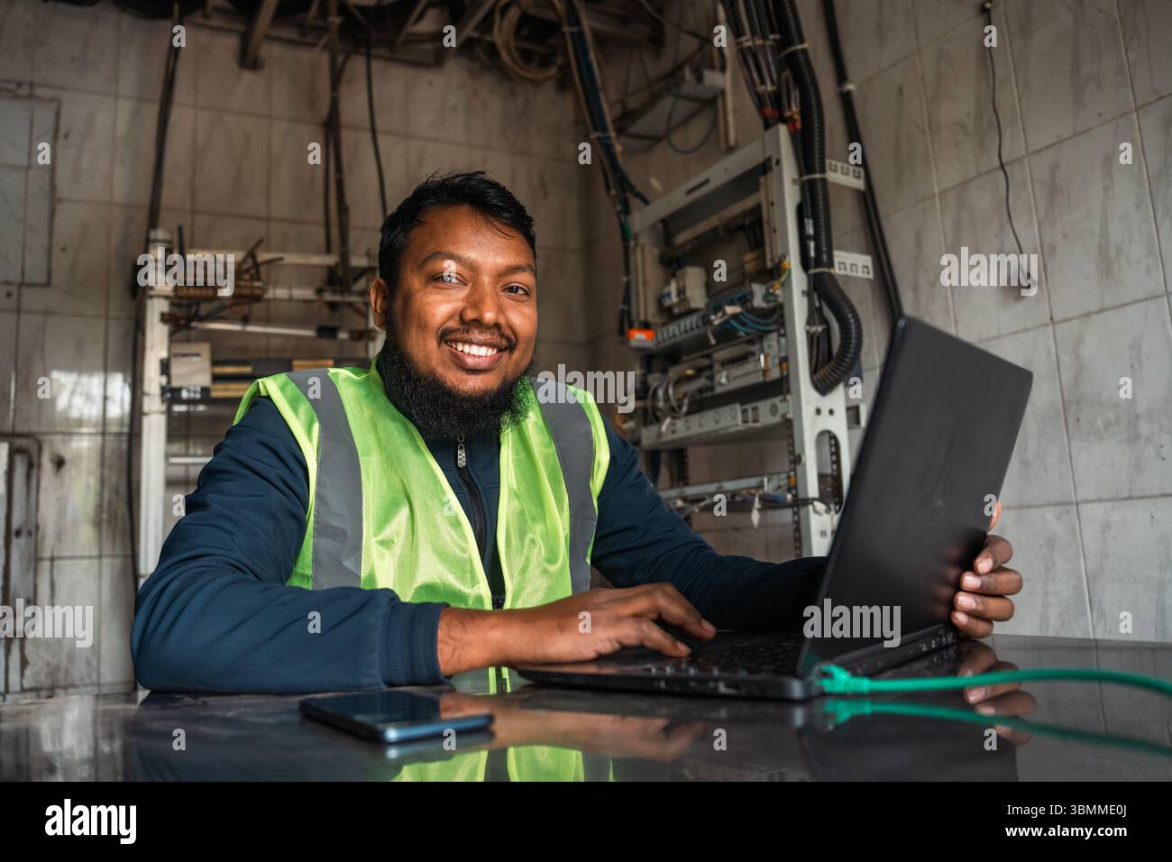 Techniciens et ingénieurs réparant les périphériques réseau, les routeurs, configurant les serveurs et réparant les câbles dans la salle réseau. Maintenance INFORMATIQUE Banque D'Images