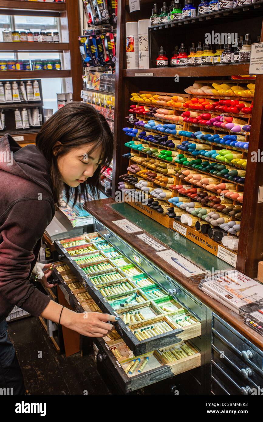 Artiste féminine à la recherche de pastels doux, pastels à l'huile et crayons de couleur, organisée par L. Cornelissen & son, le légendaire fournisseur d'art londonien Banque D'Images