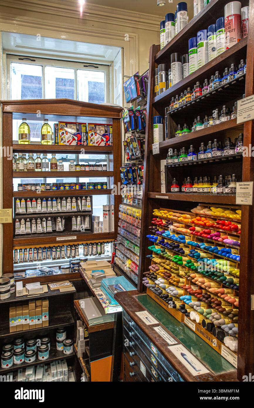Pastels doux, pastels à l'huile et crayons de couleur tels que organisés par L. Cornelissen & son, le légendaire fournisseur d'art londonien Banque D'Images