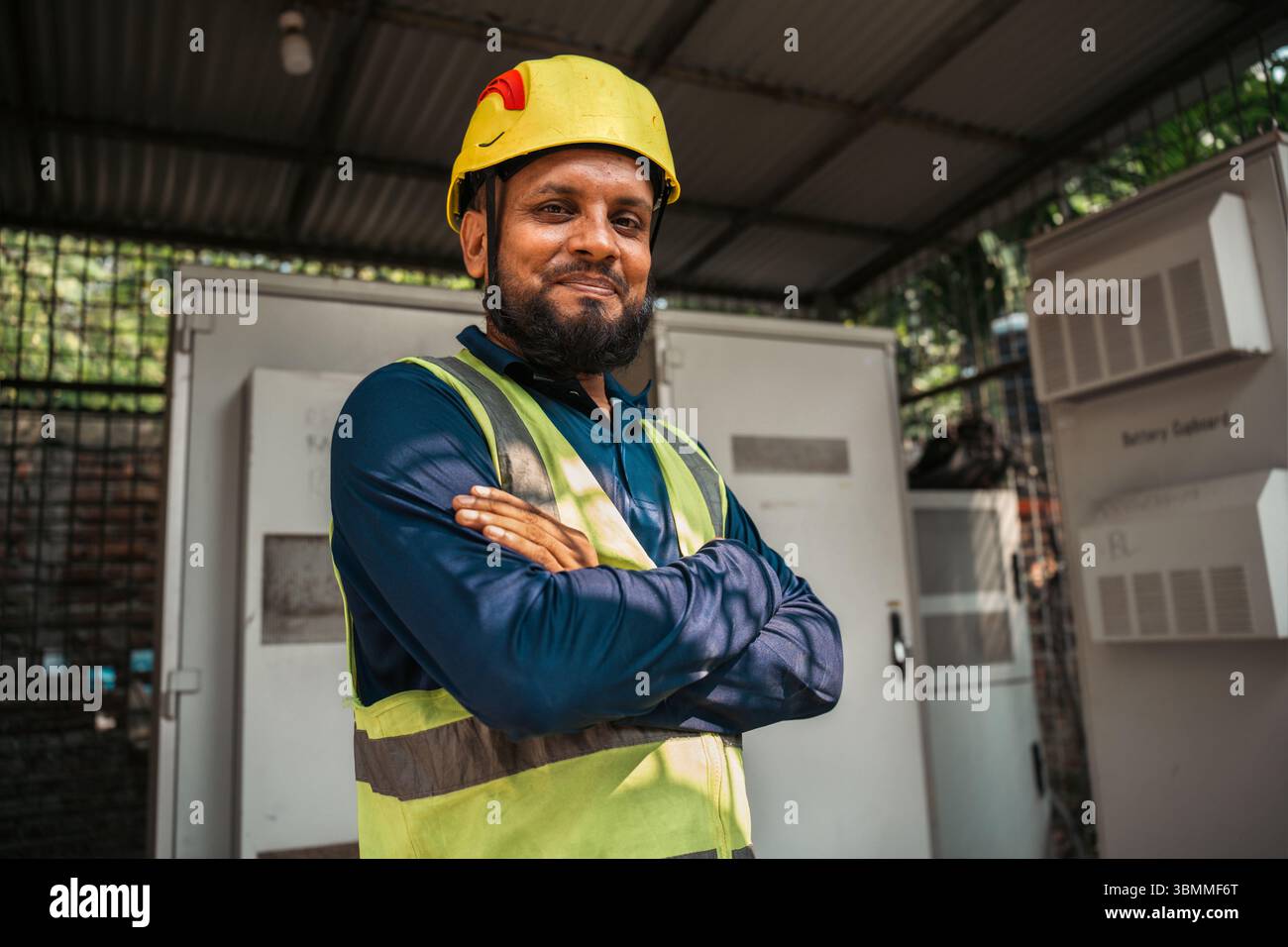 Techniciens et ingénieurs réparant les périphériques réseau, les routeurs, configurant les serveurs et réparant les câbles dans la salle réseau. Maintenance INFORMATIQUE Banque D'Images