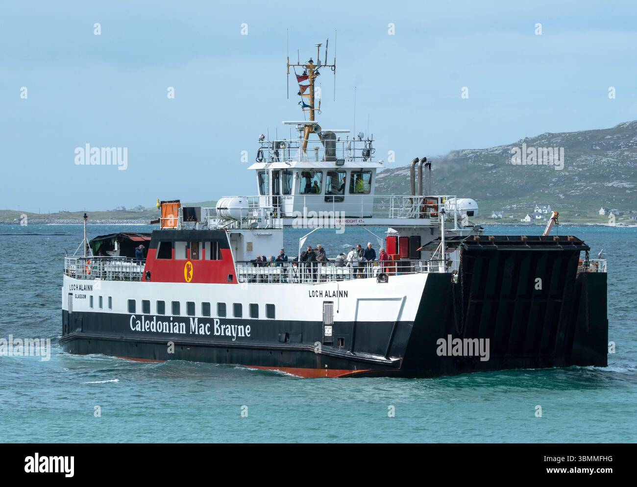 Loch Alainn Ferry arrivant à l'île d'Eriskay. Le ferry Loch Alainn transporte des véhicules et des passagers entre l'île de Barra et Eriskay. Banque D'Images