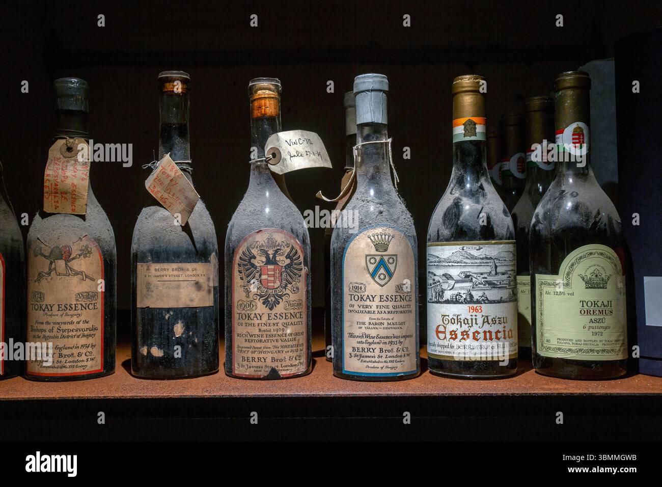 Bouteilles de vin poussiéreuses chez Berry Bros & Rudd, marchand de vins et spiritueux britannique fondé à Londres, en Angleterre, en 1698 Banque D'Images