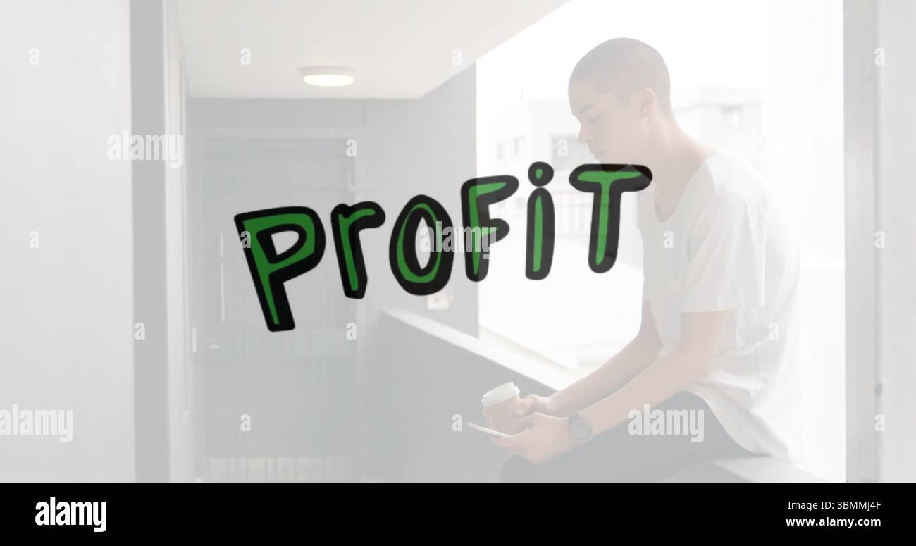 Homme chauve assis sur la balustrade de balcon, tenant smartphone et tasse à café avec PROFIT, espace de copie Banque D'Images