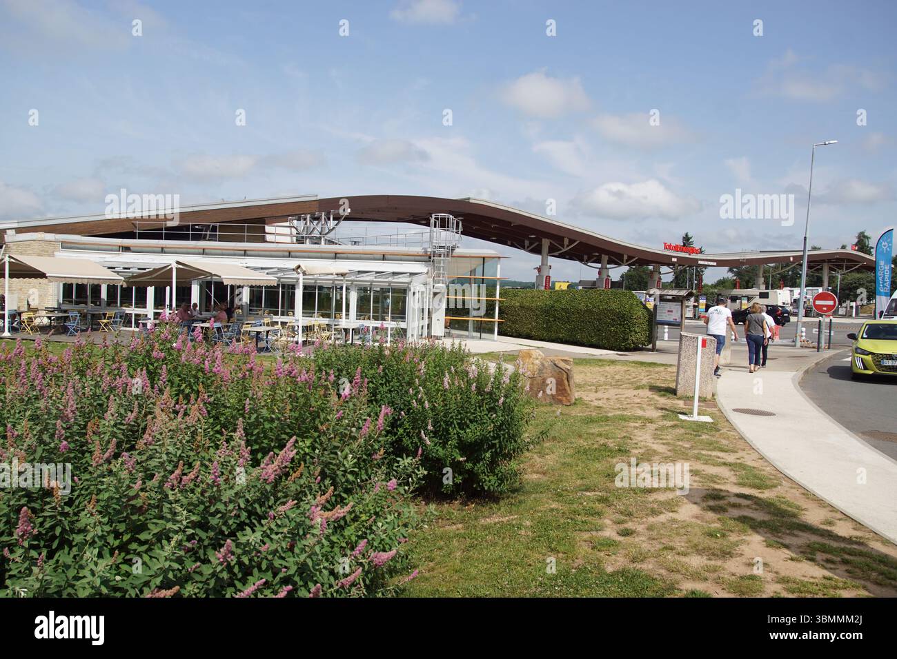 TotalEnergies, porte de Corrèze, Restaurant, station-service sur l'autoroute A20. Masseret, France, juin. Banque D'Images