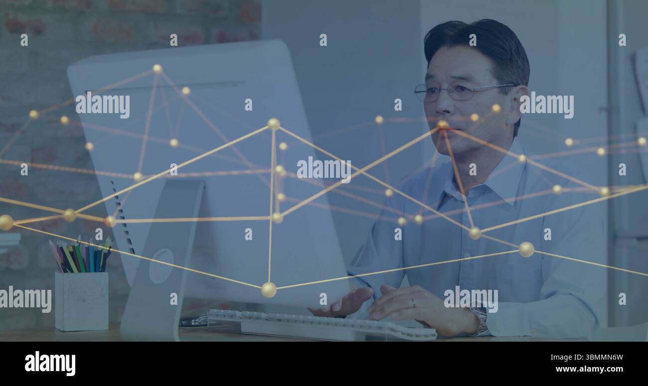 Dactylographier homme japonais senior portant une chemise bleue au bureau, avec des crayons de couleur, espace de copie Banque D'Images