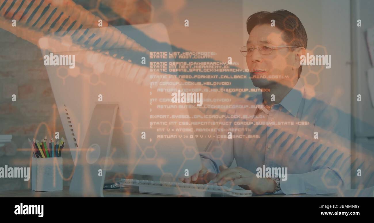 Tapant sur le clavier homme japonais senior portant chemise bleu clair au bureau, avec superposition de code Banque D'Images