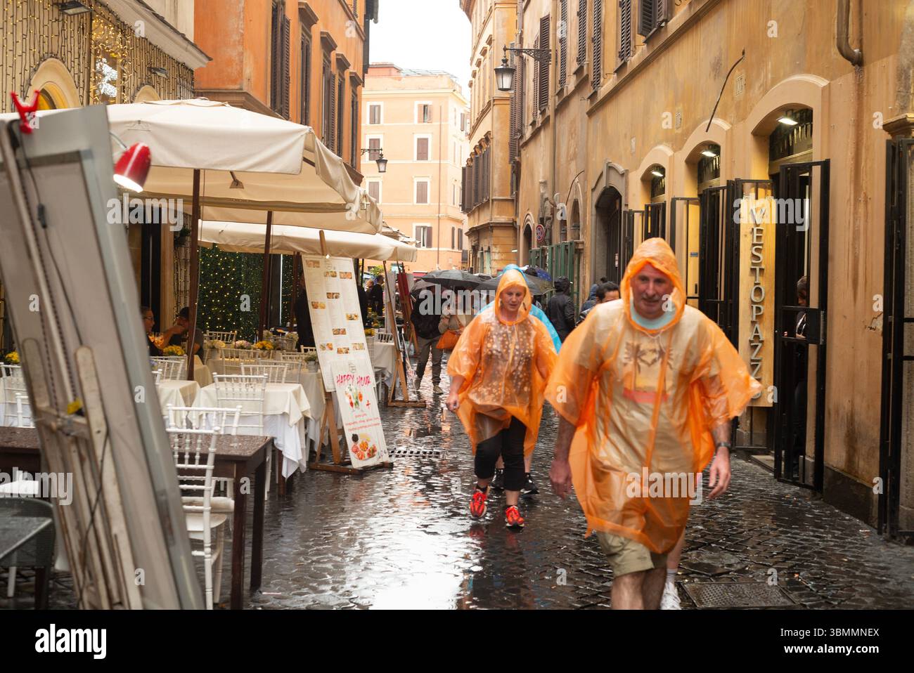 Les touristes à Ponchos bravent une tempête de pluie printanière à Rome. Banque D'Images