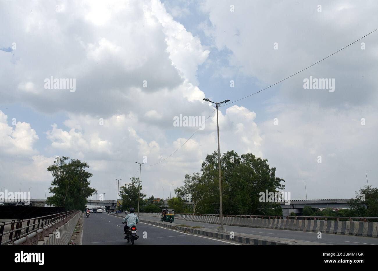 GHAZIABAD, INDE - JUIN 27 : les nuages de mousson planent au-dessus de la ville, le 27 juin 2025 à Ghaziabad, Inde. Alors que Delhi-NCR se prépare à l’arrivée complète de la mousson, les prévisions météorologiques du 25 au 28 juin prévoient un ciel principalement nuageux avec des intensités variables de pluie, d’orages et de rafales. (Photo Sakib Ali/Hindustan Times/Sipa USA ) Banque D'Images