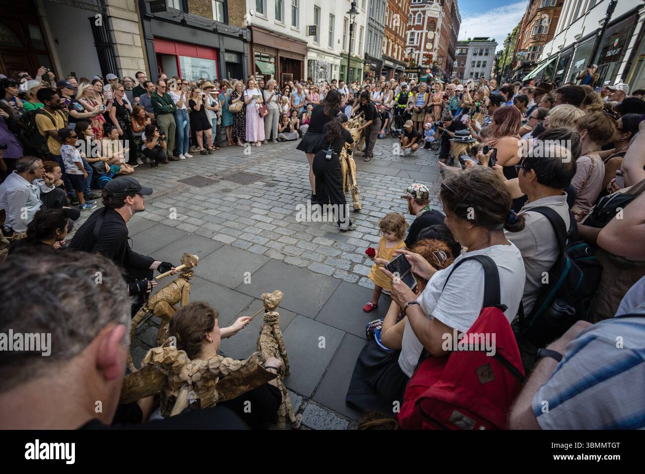 LONDRES, Royaume-Uni – 27 juin 2025 : les artistes manœuvrent des marionnettes animales en carton grandeur nature dans le West End dans le cadre des troupeaux, un publi de 20 000 kilomètres Banque D'Images