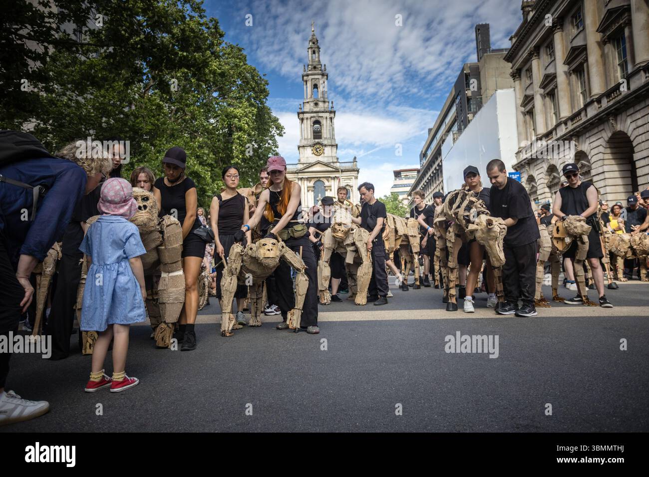 LONDRES, Royaume-Uni – 27 juin 2025 : les artistes manœuvrent des marionnettes animales en carton grandeur nature dans le West End dans le cadre des troupeaux, un publi de 20 000 kilomètres Banque D'Images