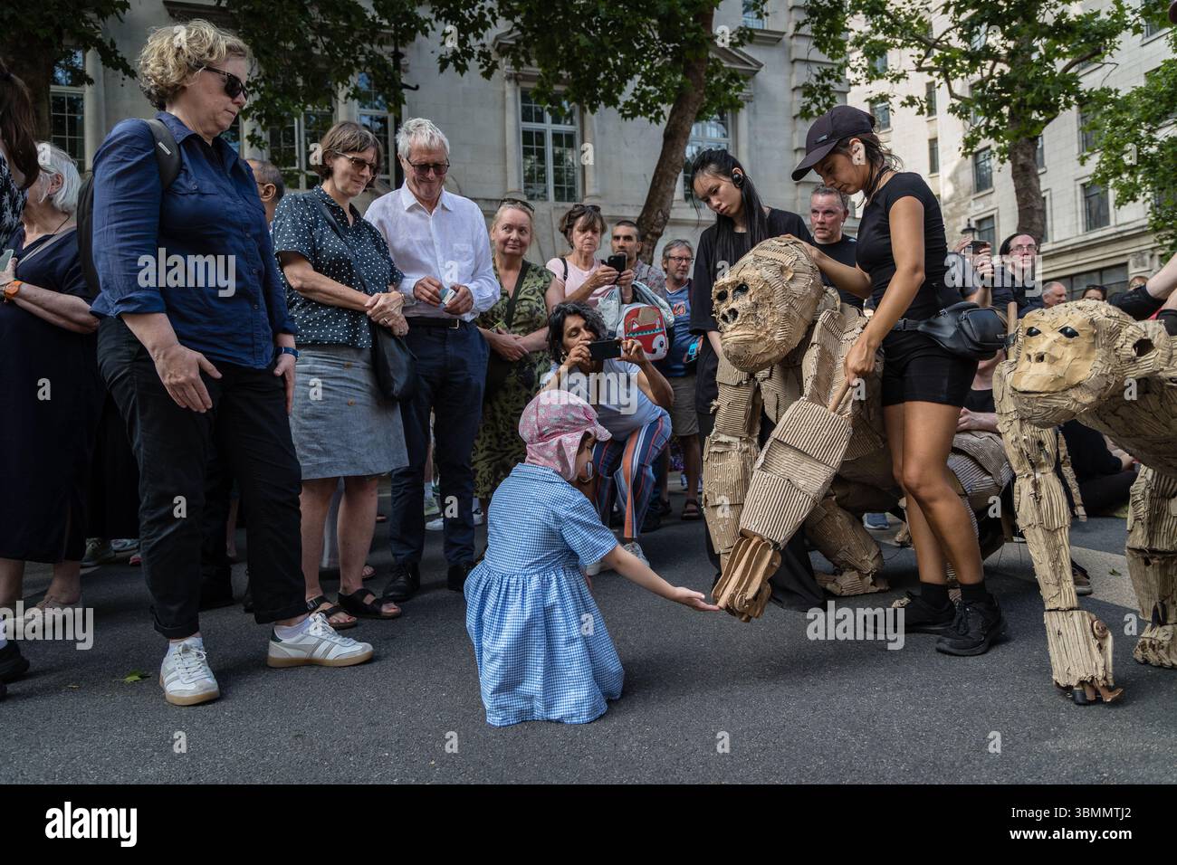 LONDRES, Royaume-Uni – 27 juin 2025 : les artistes manœuvrent des marionnettes animales en carton grandeur nature dans le West End dans le cadre des troupeaux, un publi de 20 000 kilomètres Banque D'Images
