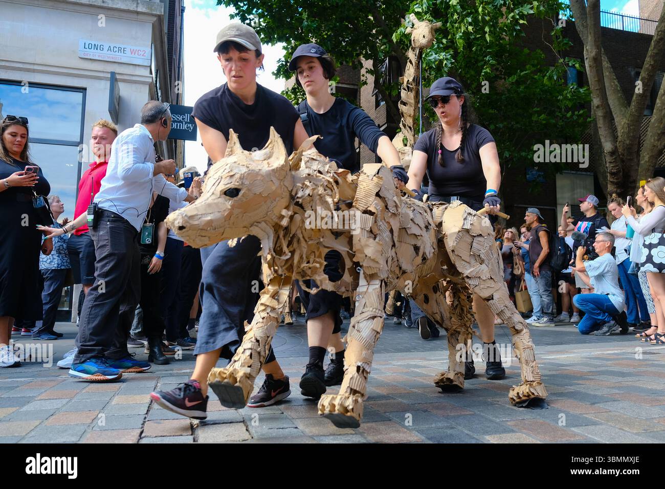 Londres, Royaume-Uni. 27 juin 2025. Des marionnettes animales grandeur nature sont arrivées à Londres ce matin et continuent leur voyage à travers le West End de Covent Garden à Somerset House. The HERDS, une initiative d'art climatique cherche à inspirer tous ceux qui vivent la performance tout au long de son voyage de 20 000 km. Crédit : onzième heure photographie/Alamy Live News Banque D'Images