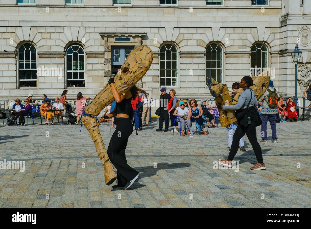 Londres, Royaume-Uni. 27 juin 2025. Des marionnettes animales grandeur nature sont arrivées à Londres ce matin et continuent leur voyage à travers le West End de Covent Garden à Somerset House. The HERDS, une initiative d'art climatique cherche à inspirer tous ceux qui vivent la performance tout au long de son voyage de 20 000 km. Crédit : onzième heure photographie/Alamy Live News Banque D'Images