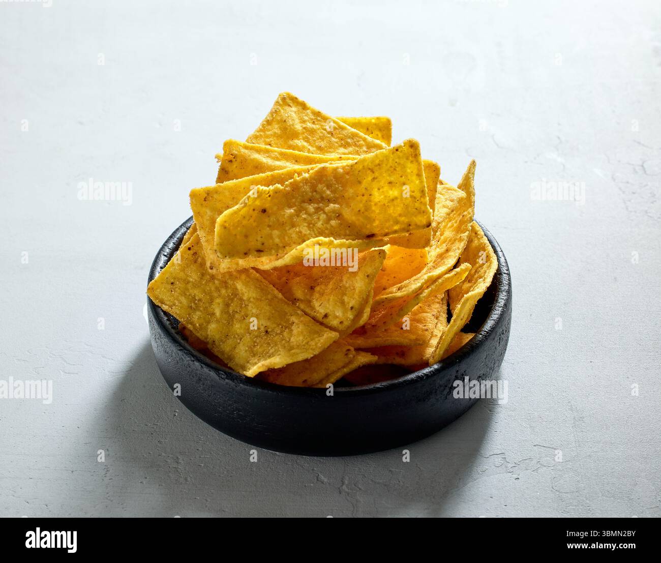 bol de tortilla bande nachos chips sur fond de table gris Banque D'Images