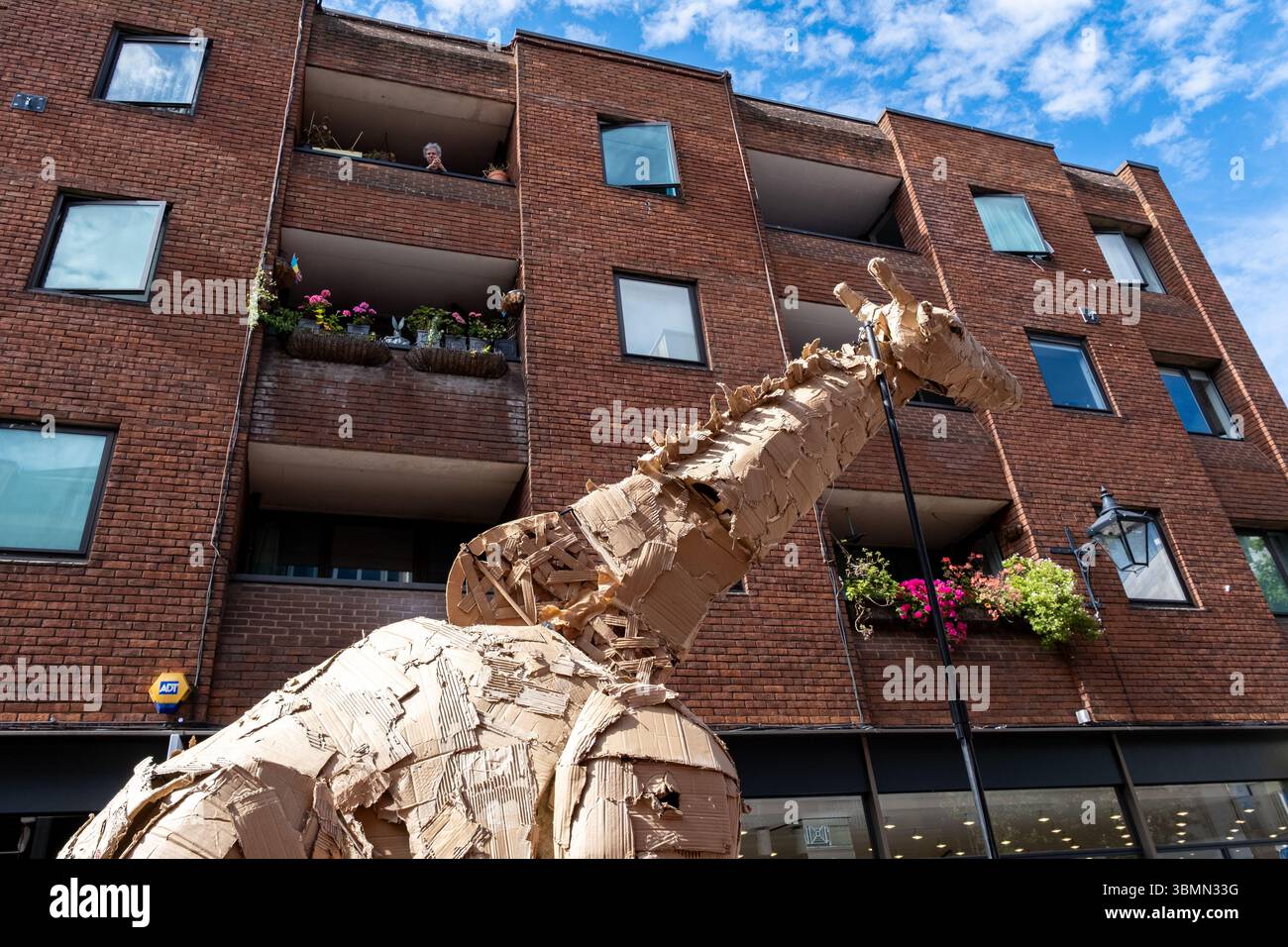 Les troupeaux voyagent de Covent Garden à Somerset House, Londres. Animaux marionnettes grandeur nature, un spectacle d'art public et d'action climatique. 27 juin 2025 Royaume-Uni Banque D'Images