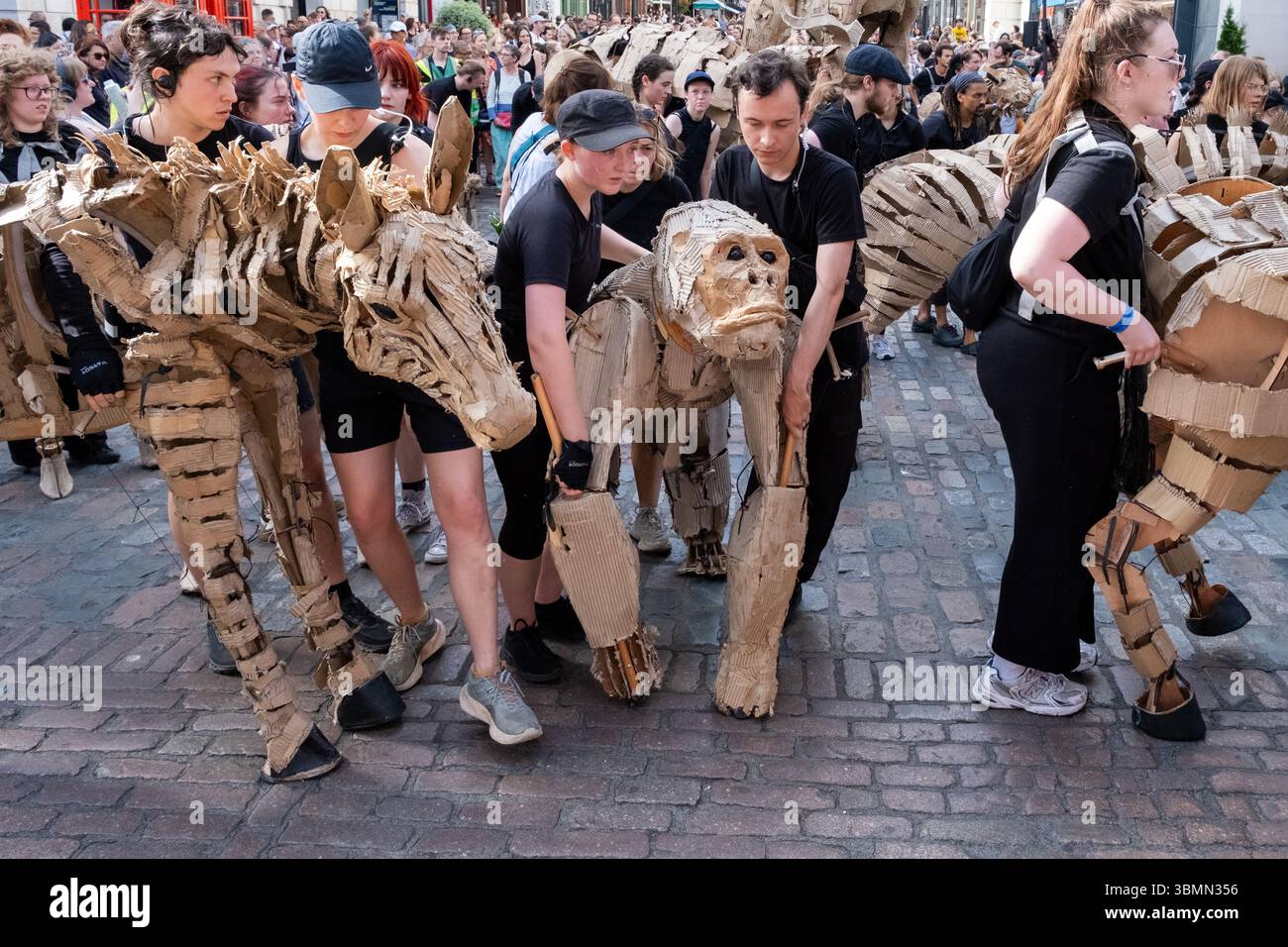Les troupeaux voyagent de Covent Garden à Somerset House, Londres. Animaux marionnettes grandeur nature, un spectacle d'art public et d'action climatique. 27 juin 2025 Royaume-Uni Banque D'Images