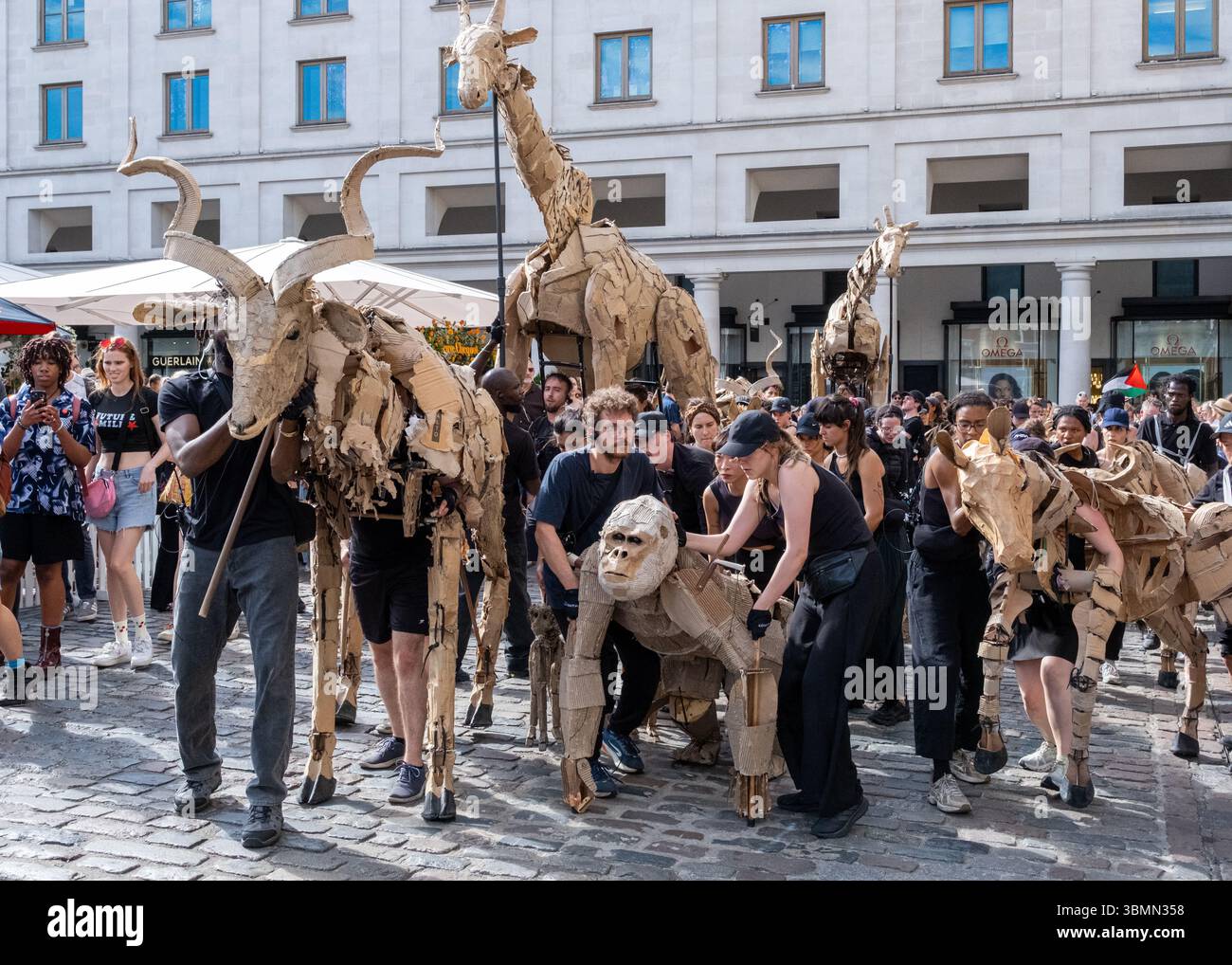 Les troupeaux voyagent de Covent Garden à Somerset House, Londres. Animaux marionnettes grandeur nature, un spectacle d'art public et d'action climatique. 27 juin 2025 Royaume-Uni Banque D'Images