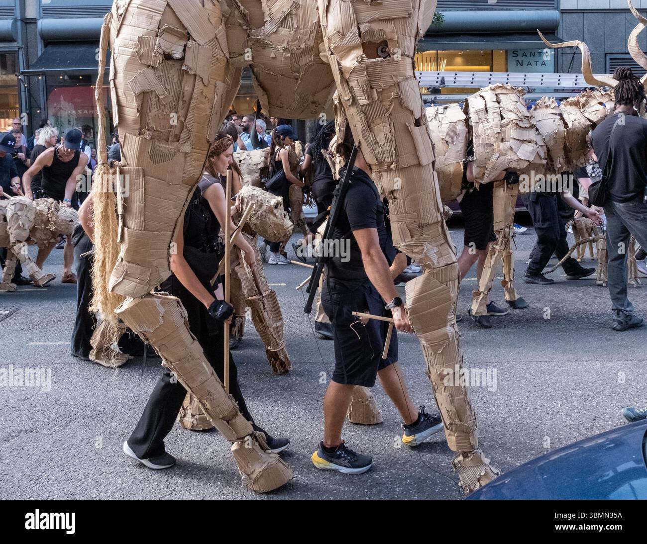 Les troupeaux voyagent de Covent Garden à Somerset House, Londres. Animaux marionnettes grandeur nature, un spectacle d'art public et d'action climatique. 27 juin 2025 Royaume-Uni Banque D'Images