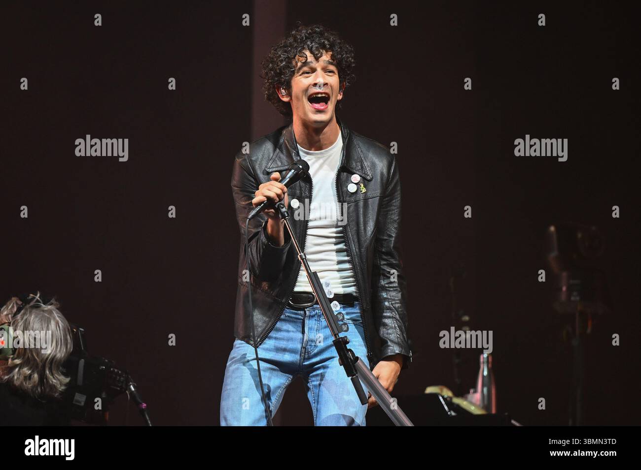 Somerset, Royaume-Uni. 27 juin 2025. Matty Healy des 1975 jouant pendant le Glastonbury Festival à Worthy Farm dans le Somerset. Le crédit photo devrait se lire comme suit : Matt Crossick/Empics/Alamy Live News Banque D'Images