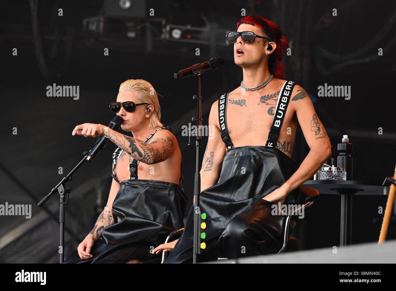 Somerset, Royaume-Uni. 27 juin 2025. CA7RIEL & Paco Amoroso se produisant pendant le festival de Glastonbury à Worthy Farm dans le Somerset. Le crédit photo devrait se lire comme suit : Matt Crossick/Empics/Alamy Live News Banque D'Images