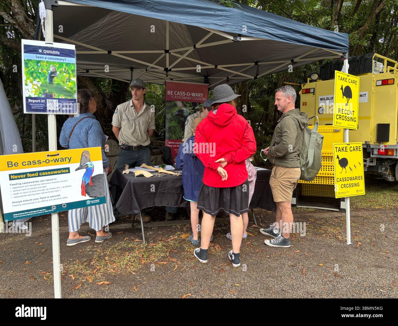 Les gens discutent avec les Rangers QPWS au marché Stall à propos des casoars, Mission Beach, Queensland, Australie. Pas DE MR ou PR - Image de stock capturée avec un smartphone Les gens discutent avec les Rangers QPWS au marché Stall à propos des casoars, Mission Beach, Queensland, Australie. Pas DE MR ou PR - Image de stock capturée avec un smartphone