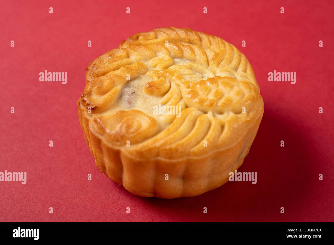 Vue d'angle gâteau de lune chinois avec phoenix sur le dessus Banque D'Images