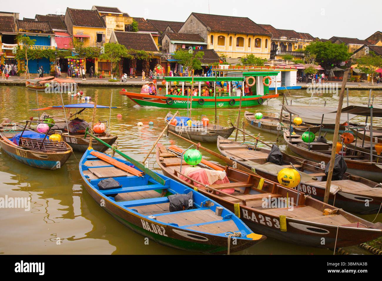 Vietnam, Hoi an, bateaux, Thu bon River, skyline Banque D'Images