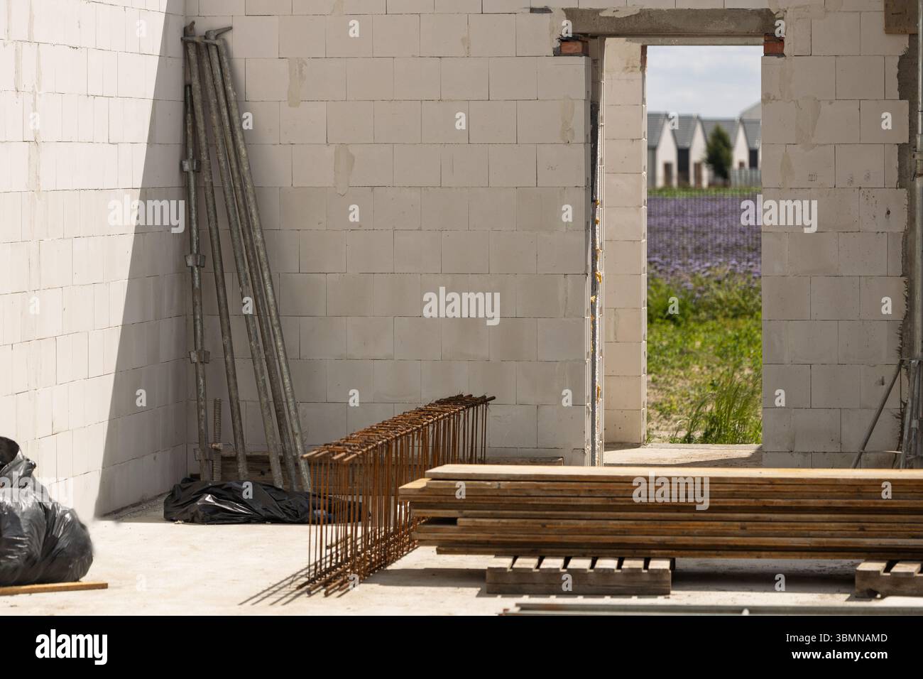 Matériaux de construction à l'intérieur de la maison inachevée Banque D'Images