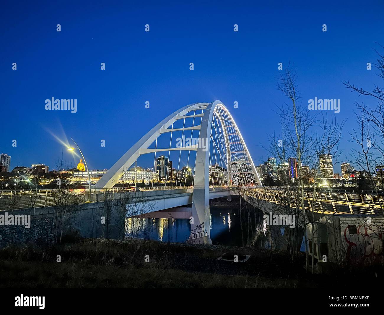 Edmonton (Alberta) - 14 novembre 2023 : le pont moderne Walterdale enjambant la rivière Saskatchewan Nord à Edmonton Banque D'Images