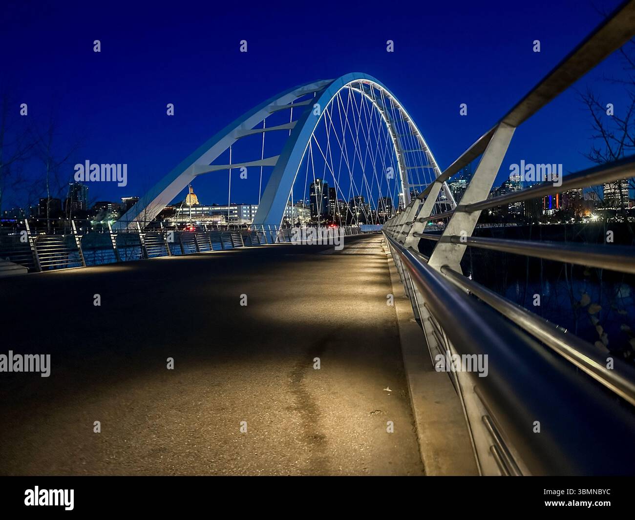 Edmonton (Alberta) - 14 novembre 2023 : le pont moderne Walterdale enjambant la rivière Saskatchewan Nord à Edmonton Banque D'Images