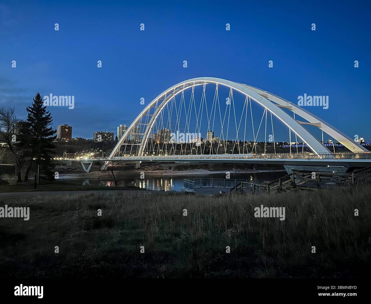 Edmonton (Alberta) - 14 novembre 2023 : le pont moderne Walterdale enjambant la rivière Saskatchewan Nord à Edmonton Banque D'Images