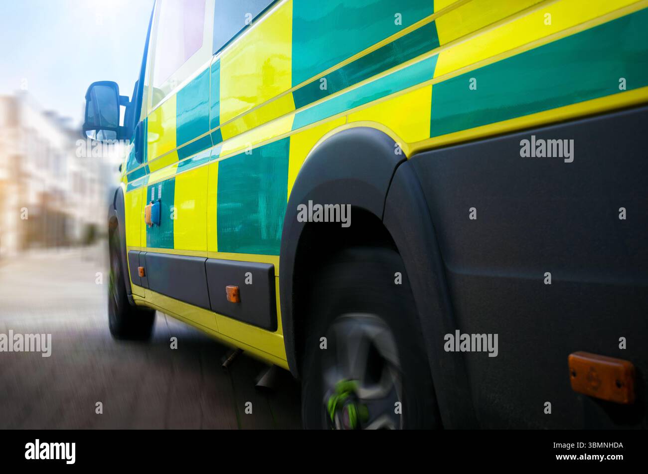 Ambulance - services d'urgence véhicules ambulanciers se rendant sur les lieux. Le transport médicalement équipé a précipité les patients avec des ambulanciers paramédicaux à l'hôpital. Banque D'Images