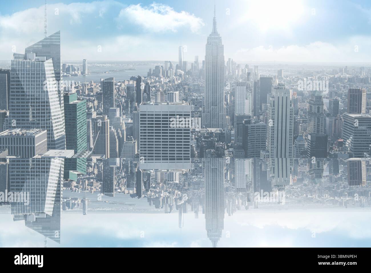 Chambre avec grande fenêtre à la ville sur Banque D'Images