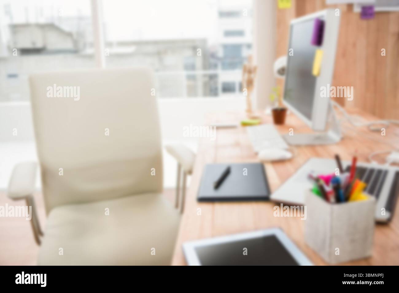 Chaise vide par table dans le bureau Banque D'Images