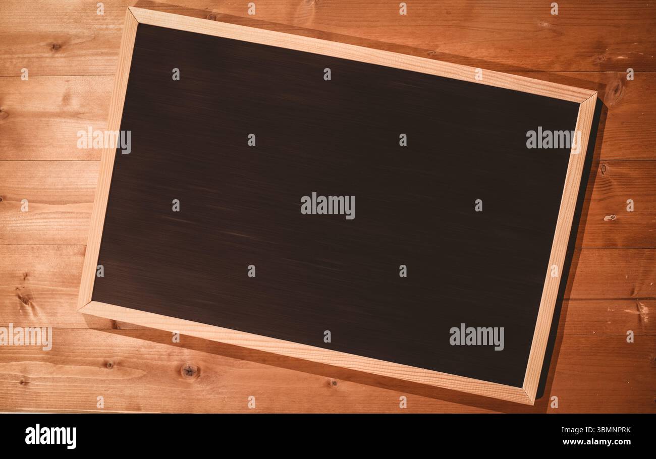 Petit tableau noir sur plancher en bois Banque D'Images